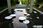 --日本艺术家toshihiko shibuya在日本札幌雕塑公园的广场水池中放置了漂浮的“水上圆盘”。作为dani karavan的地面艺术作品“通向隐藏公园之路”的一部分，这些白色的圆盘漂浮在水池上，反映着丰富多彩的色调。这些圆盘的反面被涂上了粉红色、蓝色和绿色，圆盘相互重叠在一起，反面的颜色投射到白色的圆盘上，呈现出亮丽的色彩。<br/>         这个项目从头到尾都以数字7为参考：比如7个物品坐落在70米长的水道上，结构门有7米高，每个圆盘直径是70厘米。这是shibuya环保系