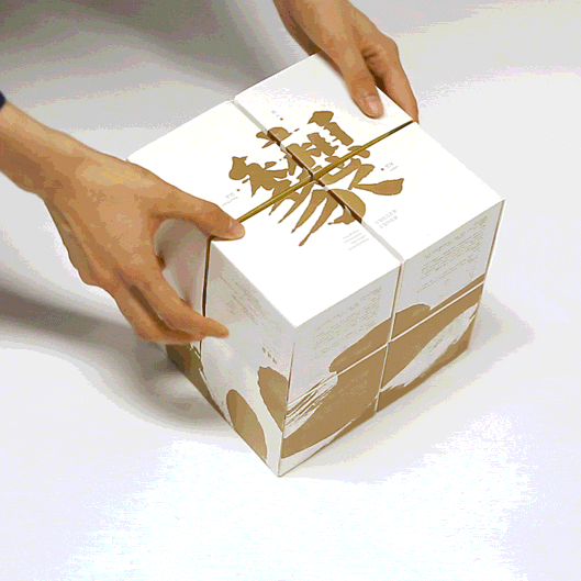 这是一个可以无限翻转的中秋礼盒，拿在手里...