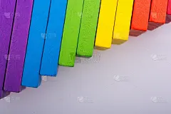 漂亮的多米诺骨牌积木在白色的背景上