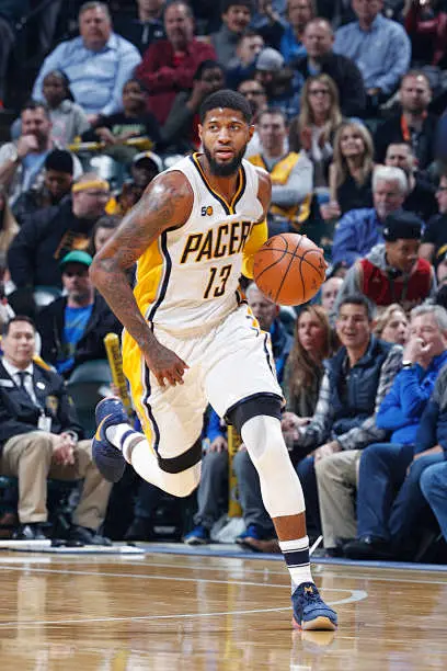 印第安纳步行者队的保罗·乔治（Paul George）在上个赛季的前几场比赛中向克利夫兰骑士队提起了球。-花瓣网