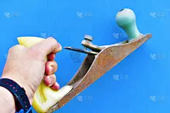 蓝色背景上的铁飞机