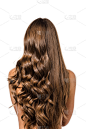女孩的后视图与卷曲和直的长棕色头发孤立在白色