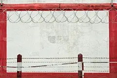 监狱围墙和铁丝网。