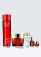 雅诗兰黛亮肤排浊套装 | 雅诗兰黛(Estee Lauder)官方商城 : NU Lotion+Day Cream Set, 雅诗兰黛亮肤排浊套装 -   雅诗兰黛亮肤排浊套装，排浊、润养、修护，肌肤绽放自然年轻光泽。  *全新红石榴果莓复合精粹，汲4大抗氧化圣果红石榴、蓝莓、枸杞、蔓越莓，经雅诗兰黛独家冷压萃取，生物发酵，倾注抗氧力，升级排浊力，环境损伤、累积浊质、疲惫黯沉逐一清空，肌肤回复原初健康透亮，焕活鲜亮光采。 清爽型能量水--轻薄质地的明星红石榴水，一拭水滑如丝渗透，专为易出油肌肤定制。拍入肌