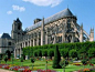 布尔日（Bourges）谢尔省的首府。雅克•科尔宫殿（Jacques Cœur）所在的老城区拥有一个很大的商业区，这里留有12世纪宏伟的哥特式建筑－圣埃蒂安大教堂（Saint Etienne），这座教堂建于12世纪末至13世纪末，是法国中世纪基督教的权力中心，也是哥特式建筑的杰出代表，以匀称的比例、雕刻、绘画以及花窗玻璃闻名。1992年，被联合国教科文组织列入世界遗产
