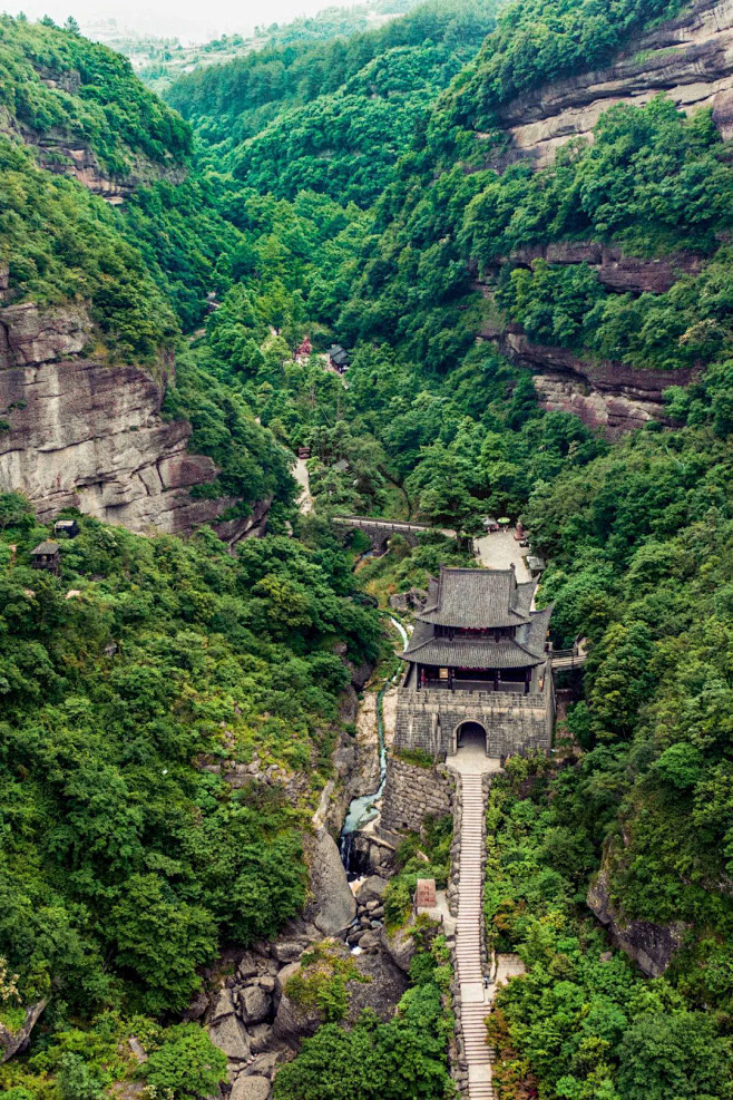 剑门关：位于四川省剑阁县城南15千米处，剑门山中断处，两旁断崖峭壁，直入云霄，峰峦倚天似剑；绝崖断离，两壁相对，其状似门，故称“剑门”。享有 ...