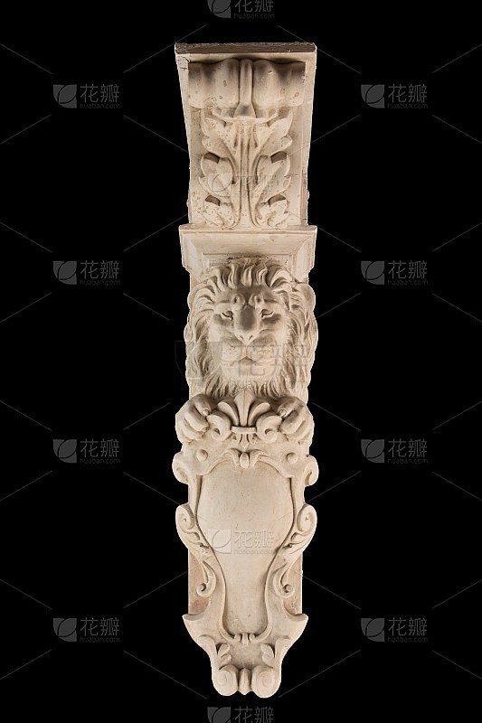 石膏狮子雕塑，pommel柱上的黑色背景