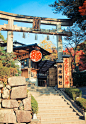 地主神社是位于日本京都府京都市东山区的神社，世界文化遗产，历史比清水寺还早，主祭神是大国主，是日本唯一的结缘、祈求恋爱运的神社。