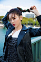 我的收藏
杨超越
#VOGUE直击时装周##杨超越巴黎时装周#  黑色皮衣搭配短裙和马丁靴，粉红少女变身塞纳河边的酷女孩儿@火箭少女101_杨超越  杨超越#Young超越##巴黎时装周# ​​​ ​​​​