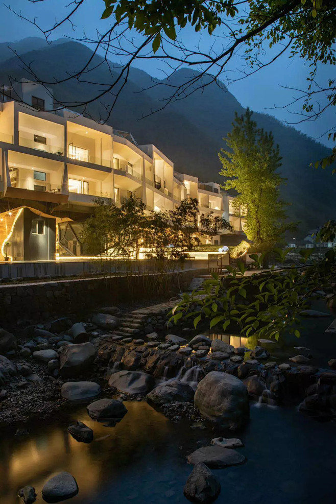 十个美宿案例鉴赏 : 01.山谷民宿石门半山酒店地处少华山中段，坐北朝南，群山相夹，山体高悬。主体为三栋三层小楼，品字形排布，之间
