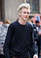 还记得那个巴黎时装周上16岁189的最帅男模Lucky Blue Smith 吗？据说这是他的新女友。。。