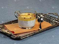 意式奶冻配橙果冻和粉色胡椒
