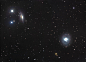 螺旋星系NGC1055西宅的尘埃盘面和正面星系M77明亮核心和漩涡臂，形成很巧妙的对比。M77是梅西叶星表中最遥远的天体，和伴星系NGC1055的距离至少五十万光年。By:Robert Gendler