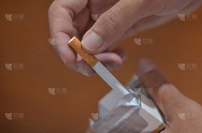 男手拿着一包香烟