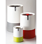 The design concept of this table waste bin wants to express harmony; it blends in unobtrusively with different living areas like kitchens, dining rooms, kids’ rooms and offices. The bicoloured receptacles and their lids discreetly conceal the vinyl bag in