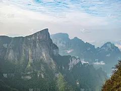 中国张家界天门山上的美丽景色和晴朗的天空