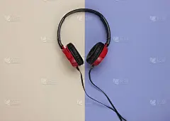 现代有线耳机在纸背景。音乐爱好者的概念。俯视图