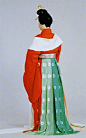 日本时代衣装演变 （四） : 16.奈良时代 根据养老令创制的命妇礼服  
    人偶身上所示为养老时期衣服令所规定的二位（即冠位）也就是女官的礼服。头发上饰有镶嵌金银珠玉的宝髻，化妆为脸上抹白粉，在眉间和嘴唇涂上红色，身着和4位相当的深藏青色带有大袖的袍子，内穿同色内衣。裙子上用纐纈（奈良时代的一种染色方法）通过苏芳、浅绿、浅紫、深绿等色调来描绘文样。裙下有浅蓝色的褶，穿锦袜着“鼻高沓”。 