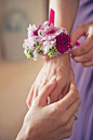 婚礼花艺灵感之鲜花打造的新娘手腕花 : 新娘手腕花一般由一两朵主花和辅材构成，主花材一般同婚礼的主要花材一致。婚礼上鲜花打造的手腕花，为新娘带来细节、增添色彩。