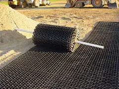 蜂窝网格砂石路加固垫。国外的铺路神器，主要作用是加固铺路时的砂土层强度。这铺设好简单啊，用滚的就行。