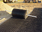 蜂窝网格砂石路加固垫。国外的铺路神器，主要作用是加固铺路时的砂土层强度。这铺设好简单啊，用滚的就行。