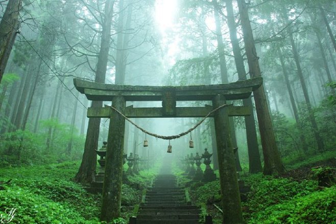 雨雾中的日本上色见熊野神社，让人想起了萤...