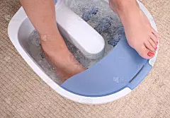 女人的脚在家庭水疗中心
