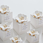 其中包括图片：White Favor Boxes With Flower Decor for Wedding Bridal Party - Etsy