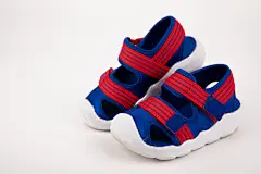 白底蓝红凉鞋童鞋儿童用品摄影图