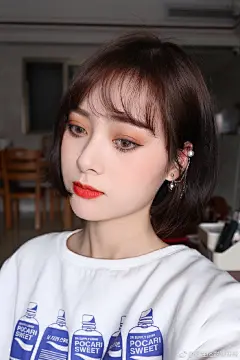 有点洗剪吹的#MOTD# 
这个妆色系比较暖，搭配卫衣活力四射！
底妆：江原道加美宝莲橡皮擦
眉毛：卡其色彩06➕kiss me染眉膏
眼影：橘朵四色22，这次没化好，下次努力
腮红：milani大花01，终于入手，太好看了！很气质的裸粉色
口红：兰蔻196，拍出来有点荧光，老是忘记试色（抽自己嘴巴）...展开全文c