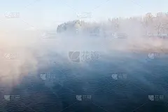 冬季河上的雾景湖上雾气缭绕的美景霜晨。寒冷天气背景概念。抽象简约的画面。圣诞和新年的节日贺卡