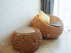 利用空间在房间有用的从编织藤家具，椅子和桌子和枕头装饰在小房间的休息区域。