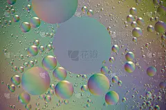 美丽的屏幕保护程序或壁纸与雨滴和彩虹为您的PC桌面，移动电话或平板电脑