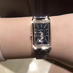 积家 双面翻转系列 女士腕表 : 最近特别喜欢方形的手表，觉得又知性又大方，卡地亚的tank总觉得少了点什么，直到看到积家这一款，就觉得，这就是我的菜啊！ 原来看中的是橱窗里的灰色款，无奈已经卖掉了，定的话要等八个星期，不想等，这个蓝