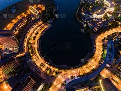 夜晚城市的天际线。