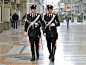 【 意大利卡宾枪骑兵】属于意大利国家宪兵，协同意大利警察维持社会治安。在意大利各大景点被抓拍的巡逻“警察”，其实多数都是卡宾枪骑兵。他们服装上和警察的区别就是裤子上带了一条红色的条纹。制服的种类非常多，甚至还有全套的礼服式制服，包括了长斗篷、“拿破仑”帽。