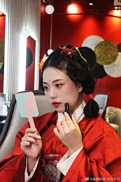 观花灯、猜灯谜、吃汤圆......
元宵节还能去哪玩？
来老门东美康粉黛线下店寻找桂圆姐姐帮忙化妆

Po两张小美带着运营组打工人，假装成普通消费者去老门东线下店蹭妆的绝美照片
#美康粉黛# #老门东# 2南京·美康粉黛 ​​​​