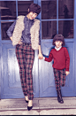 鲍蕾和贝儿的亲子装大片，穿着同款英伦格子裤装，两人的大长腿一览无余。