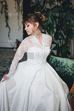 穿着婚纱的漂亮女人在郁闷的生活解放军