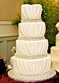 蕾丝，珠子，或是和你的婚纱一样的婚礼蛋糕，让你的婚礼浪漫耀眼，到处都是幸福的味道。