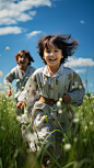 两个日本小朋友在草地上奔跑纯真活力快乐