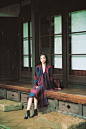 水原希子 （Kiko Mizuhara），红格子宽松连衣裙+黑色裸靴+酒红色毛毛包+红色格子围巾-Hi潮-明星衣橱、潮流、韩版、欧美、穿着、搭配、配饰- 轻时尚 潮生活