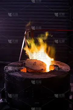 钢铁工人在某工业的防护服扒炉中