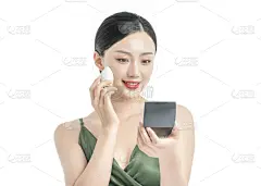 美妆系列写实穿着墨绿色v领裙子手拿美妆蛋照镜子的美妆模特半身照