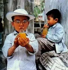 80年代，无与伦比的照片_北京 : 1981年，北京，郊游的女青年。 1987年，北京，西方文化进入中国，北京大栅栏的电影院前贴出美国金发美女穿上比坚尼泳衣的电影海报。 这张照片摄於北京肯德基正式开业前，门前仍有工人在进行…