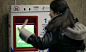 #创享#【全民运动】作为俄罗斯2014冬季奥运会主赞助商，VISA想邀请大家一起运动起来。于是，他们在地铁站摆放了一台售票机，只要乘客对着售票机深蹲30下，就可以免费获得一张票。http://t.cn/8DFz45l