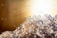天然雪的质地在夕阳的余晖中散发出美丽的光芒。宏观纹理的雪在橙色和黄色的色调在日落。