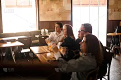 运动,啤酒,友谊,电视机,饮料,含酒精饮料,社交聚会,美式足球,全家福