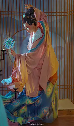 #元宵节##元宵节快乐##今天穿什么#
愿不负时光，不负努力，人心人安，花好月圆，元宵节快乐！ 

在此送上元宵节礼物：5个幸运儿每人1件春款衬衫 （男女都能穿，报码数就行了），赶快来！O网页链接

出镜@逆逆Ginni 
摄影@penny-欧巴 ​​​​