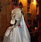 “Mari Lwyd”是威尔士一种用于祭祀的马头骨装束的名字。
19世纪的时候，威尔士人圣诞新年期间都会把它拿出来穿戴，马头插在一根木棍上举着，挂上铃铛并披上白纱，然后去串门。这个传统目前依然在威尔士小部分地区盛行。 ​​​​